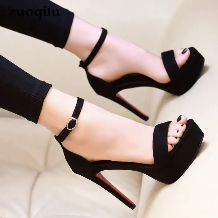 Schwarze Plateau High Heels